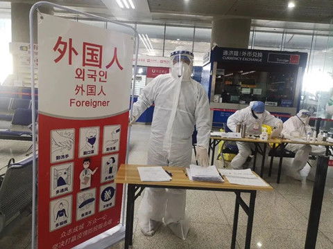 青春志愿汇暖流，百人先锋守国门——城阳团区委组建机场志愿服务百人冲锋团，全力保障翻译服务